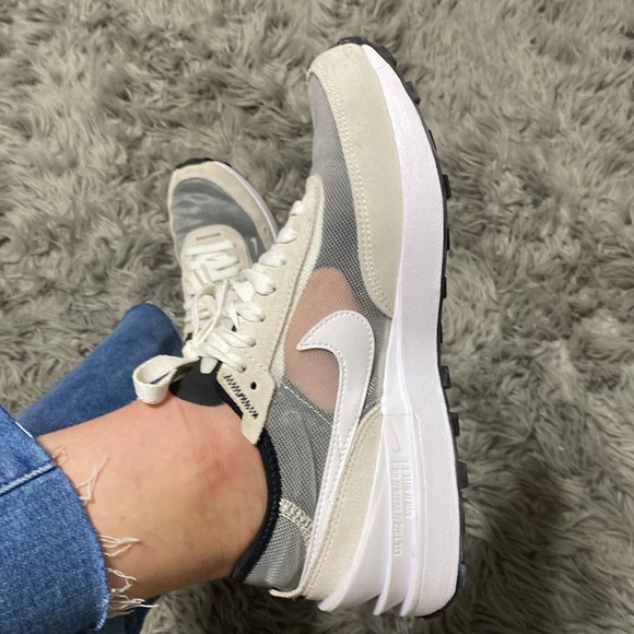 NIKE SNEAKERS SIZE 6 1/2. - Picture 4 of 7